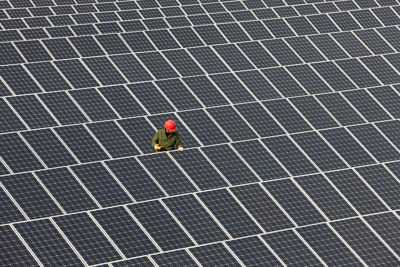Tesla Texasda qiymati 10 milliard dollarlik quyosh zavodini qurmoq solmoqda