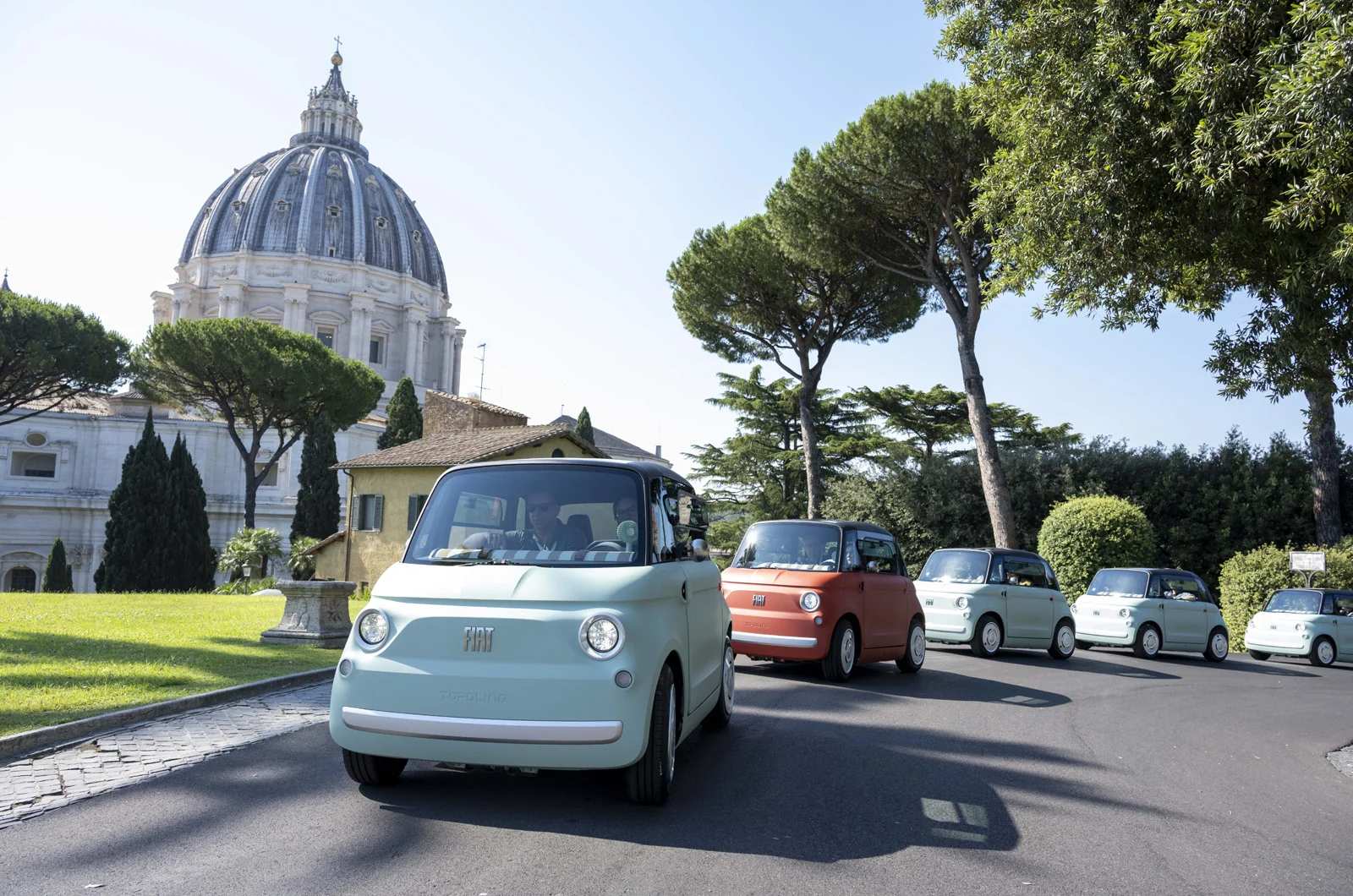 Vatikan bog'larida Fiat Topolino bilan haydash sinovi o'tkazildi