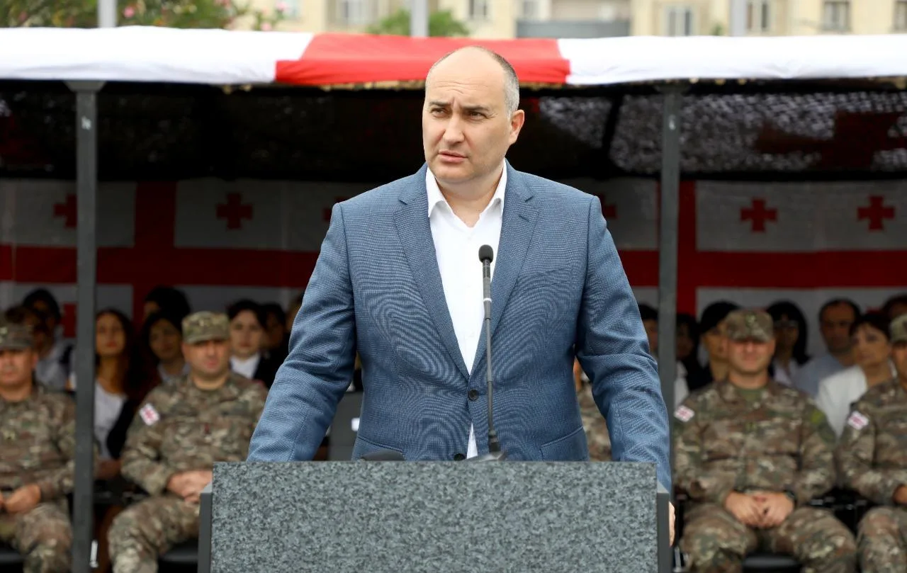 Мудофаа вазирларининг "қора қисмати": Грузиянинг собиқ вазири коррупцияда айбланиб қамалди