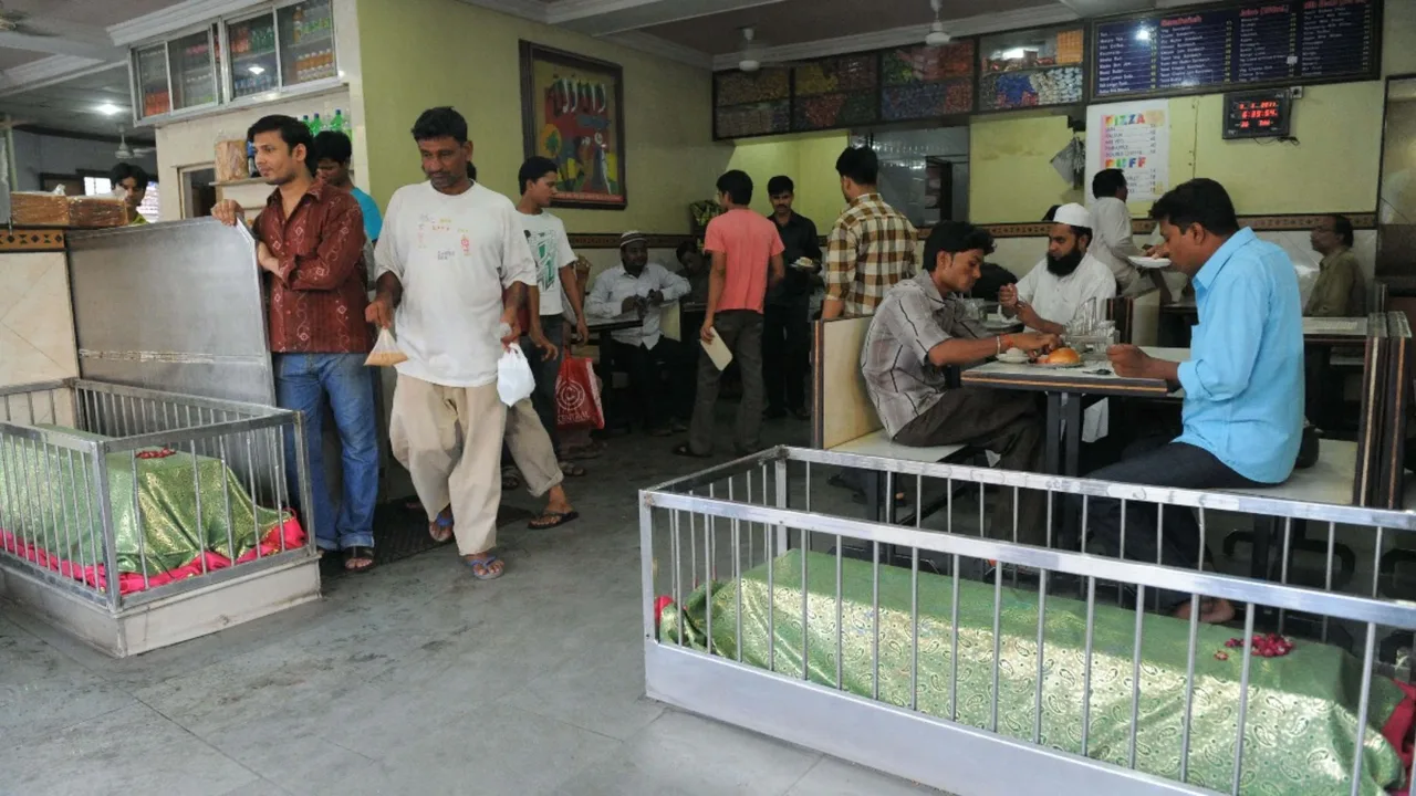 Mysterious restaurant in India: customers dine among graves