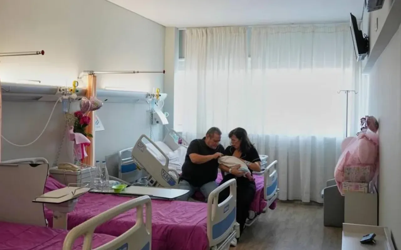 Kasalxona palatasida er-xotin yangi tug'ilgan chaqaloqqa g'amxo'rlik qilmoqda.