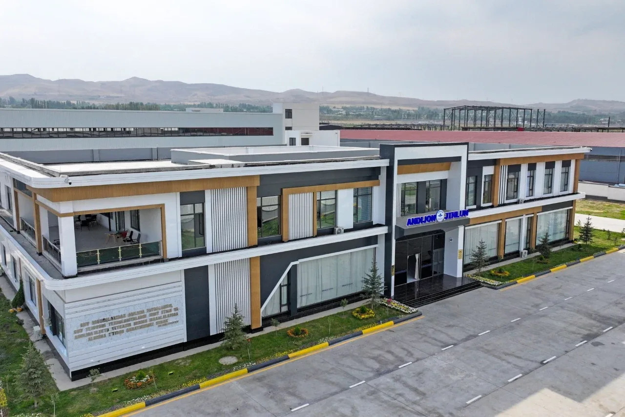 Shavkat Mirziyoyev gets acquainted with the small HPP equipment manufacturing plant project