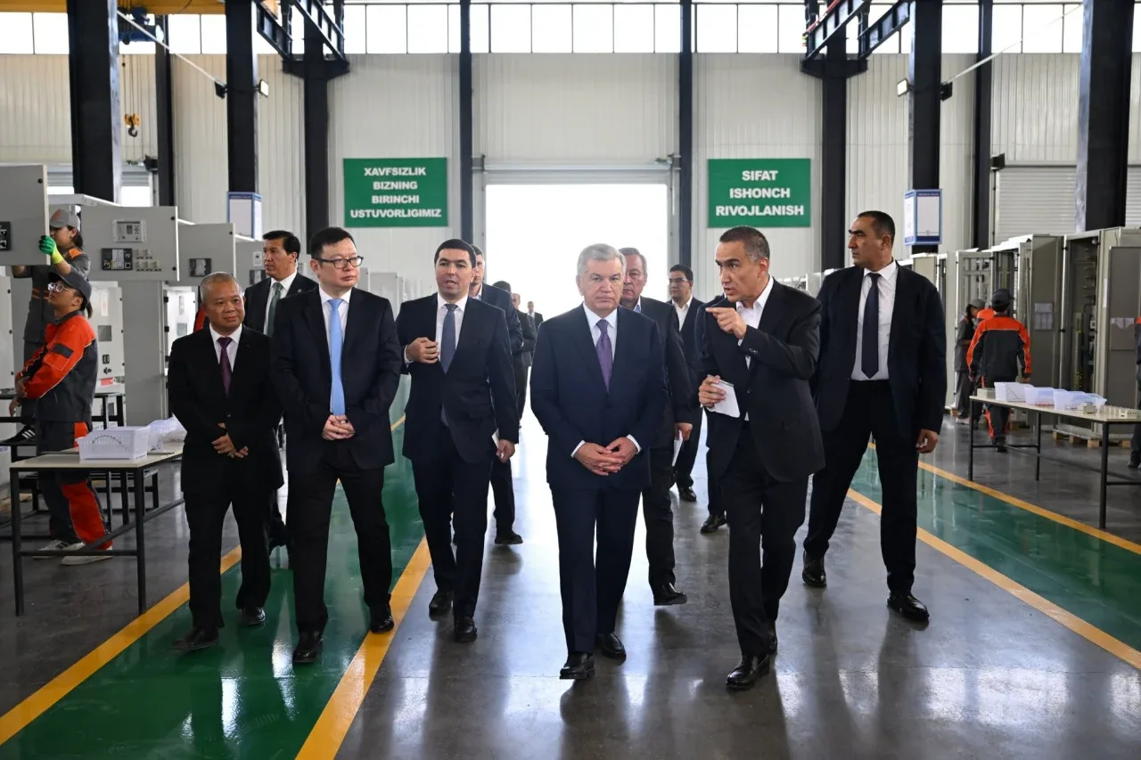 Shavkat Mirziyoyev gets acquainted with the small HPP equipment manufacturing plant project