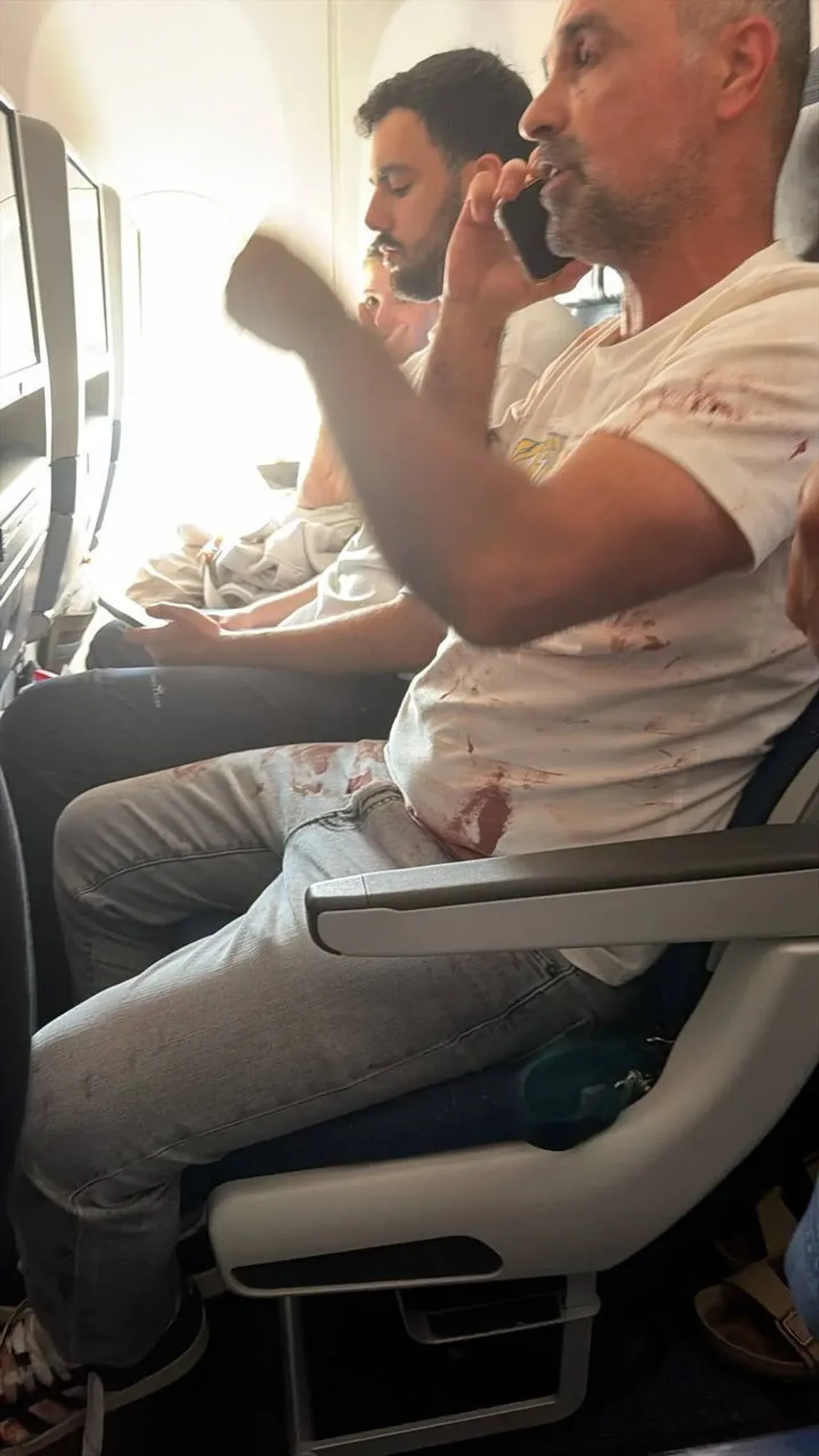 FlyDubai бортидаги қонли фожиа: Учувчи самолётни қулатмоқчи бўлди (видео)