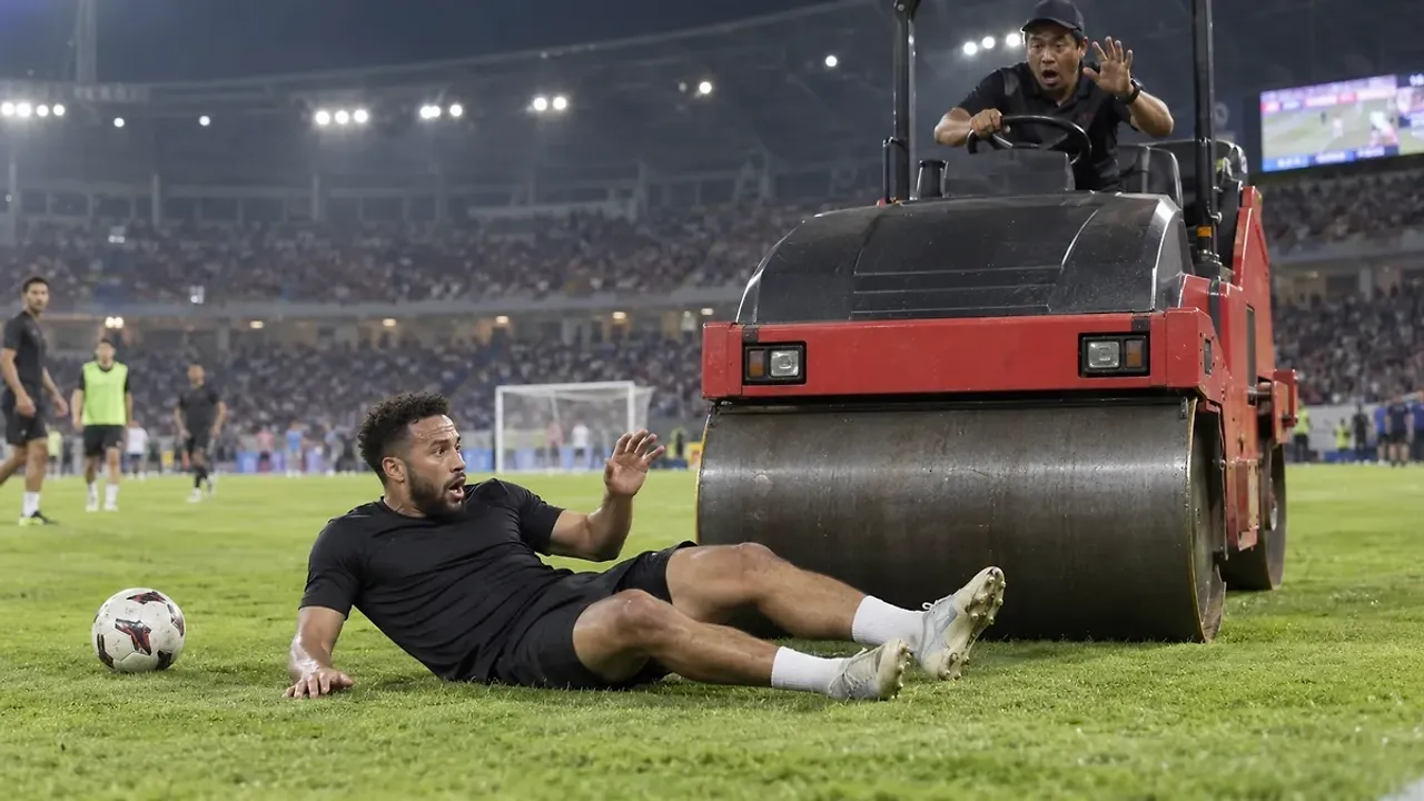 Futbolchini maydon tekislovchi mashina bosib ketdi (video)