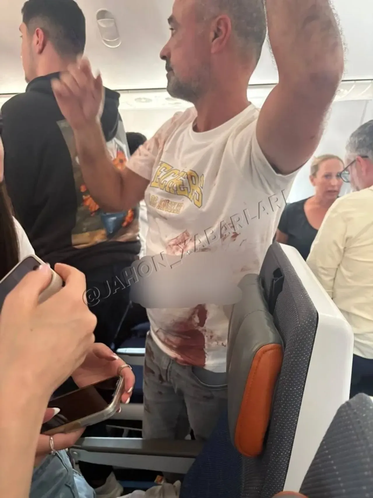 FlyDubai бортидаги қонли фожиа: Учувчи самолётни қулатмоқчи бўлди (видео)