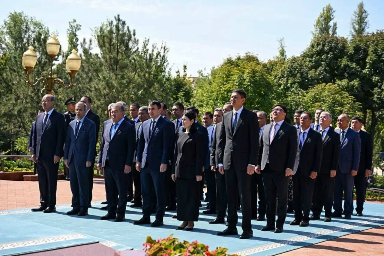 Prezident Shavkat Mirziyoyev Islom Karimov xotirasini yod etdi (foto)