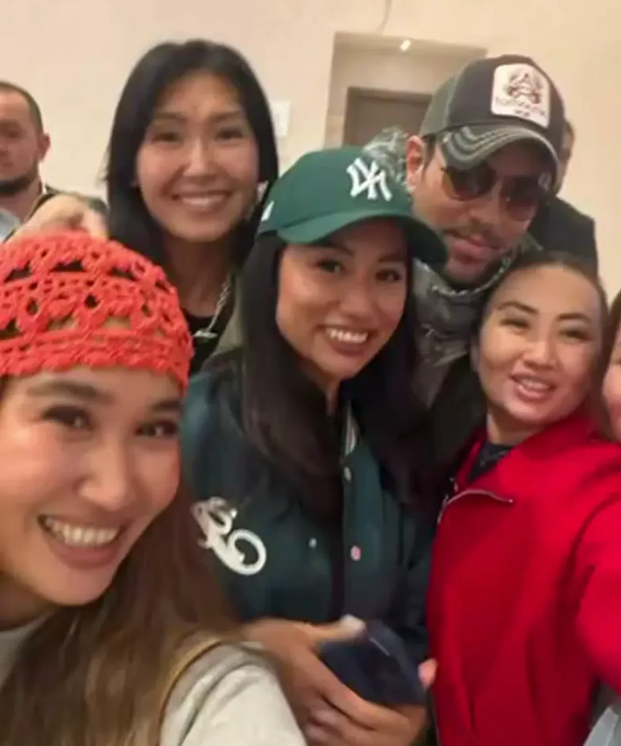 Qozog‘istonda Enrike Iglesias shov-shuvi: Aeroportdagi qizg‘in kutib olish va yulduz bilan selfi