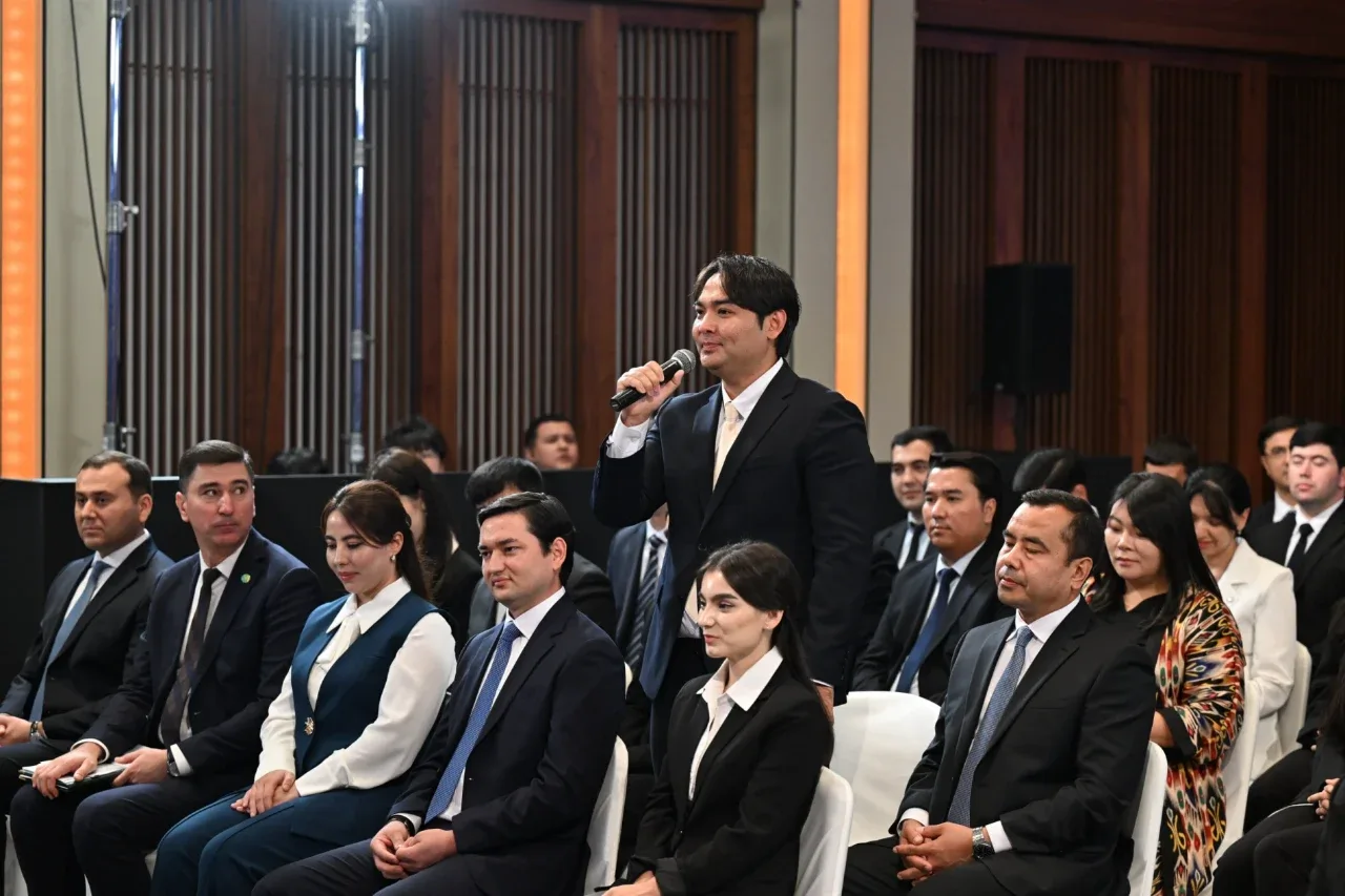 Shavkat Mirziyoyev met with Uzbek students and scientists in Seoul (video)