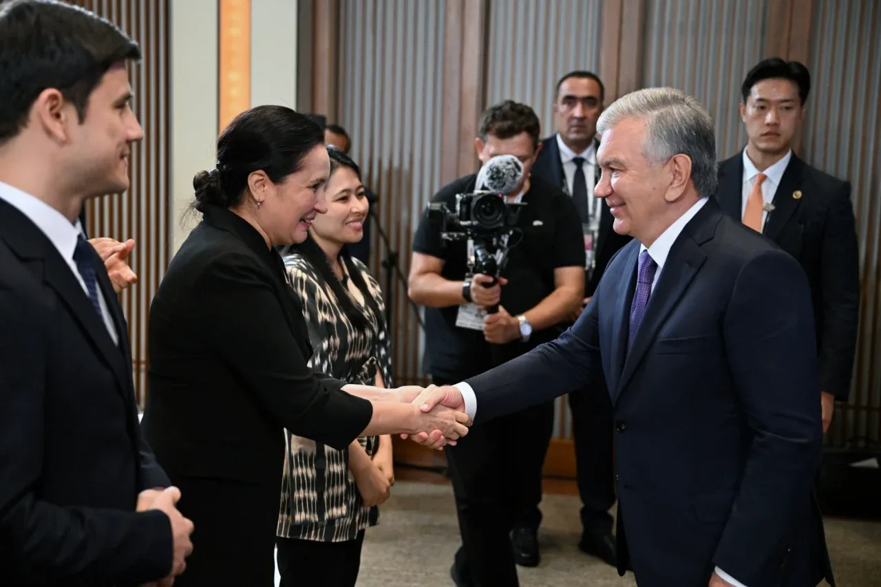 Shavkat Mirziyoyev met with Uzbek students and scientists in Seoul (video)