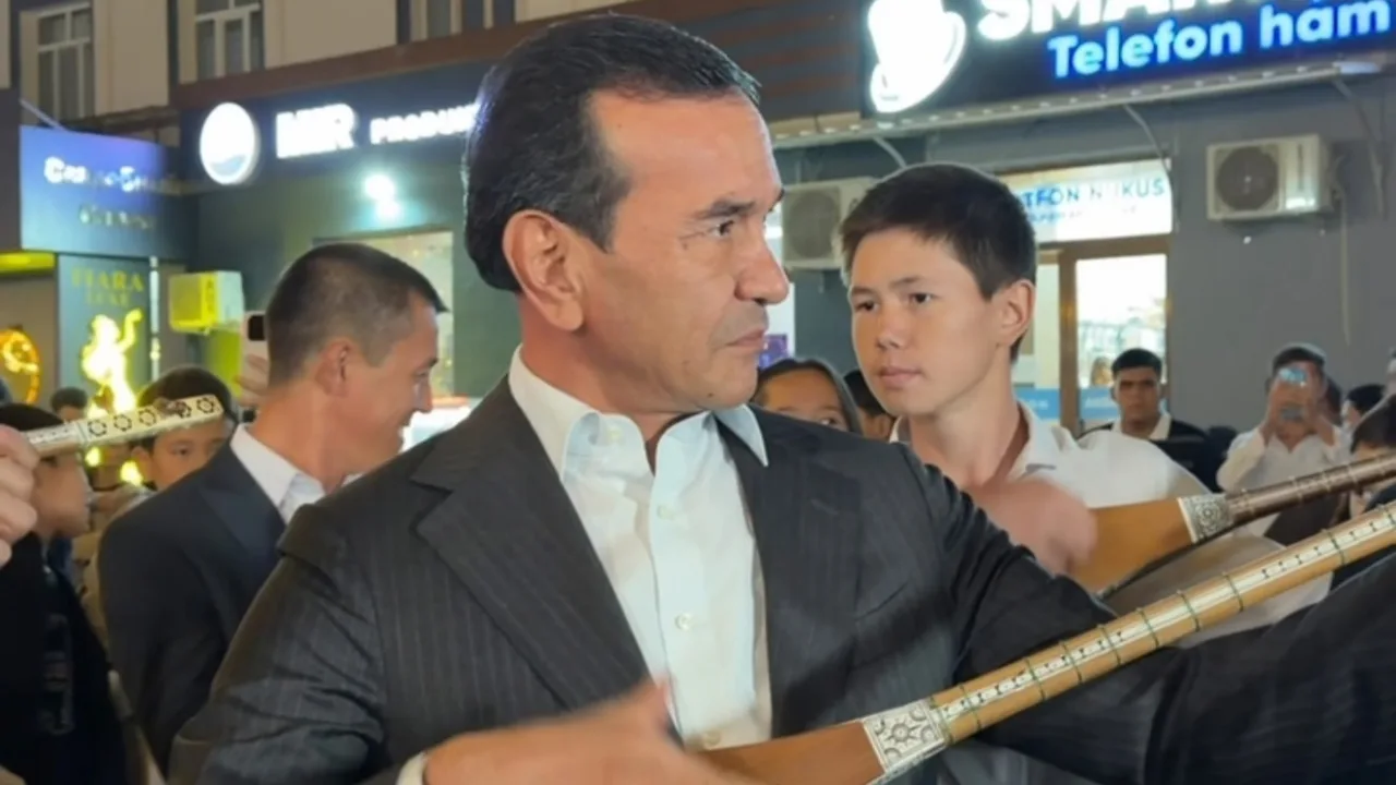 Ozodbek Nazarbekov plays the dutor and sings with youth in Karakalpakstan (video)