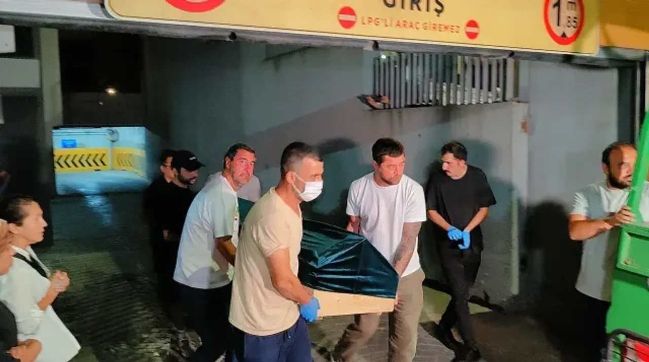 Bir guruh erkaklar yashil mato bilan yopilgan tobutni ko'tarib ketmoqdalar.