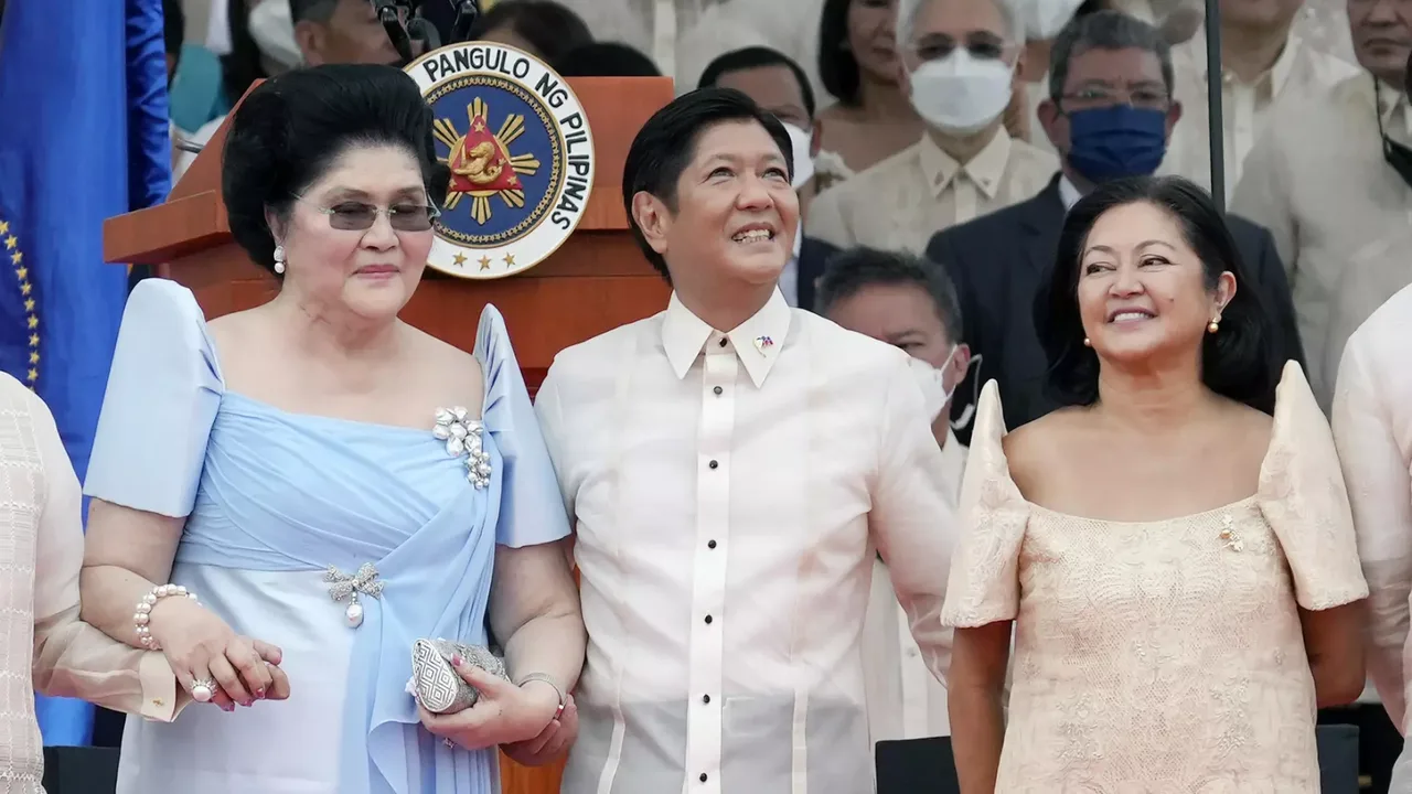 Ferdinand Marcos Jr. onasi Imelda va rafiqasi Liza bilan tadbirda turibdi.