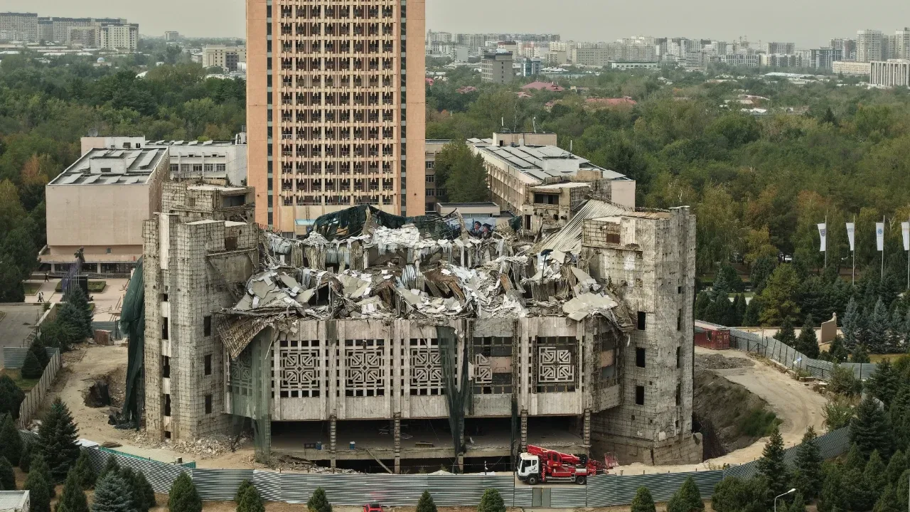 Panik in Almaty: Einsturz des Studentenpalastes oder geplanter Rückbau?