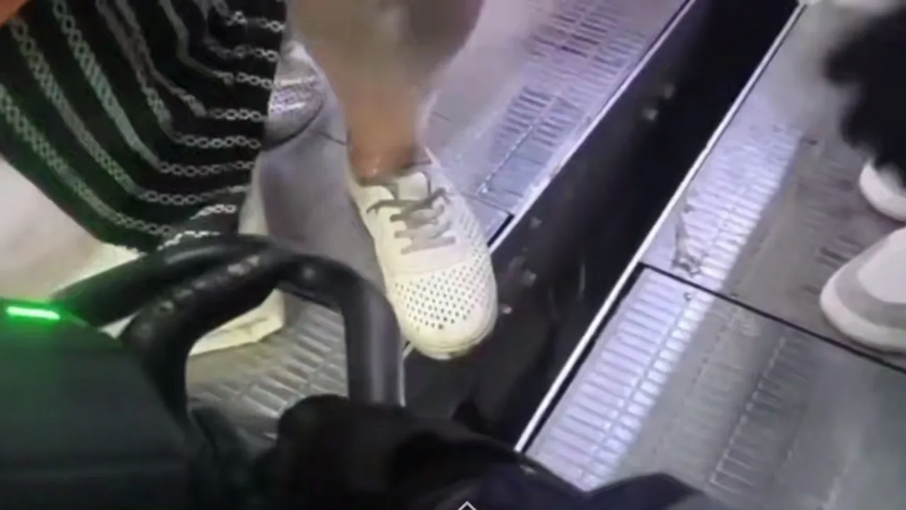 In Kazakhstan, a woman's foot got stuck in an escalator (video)