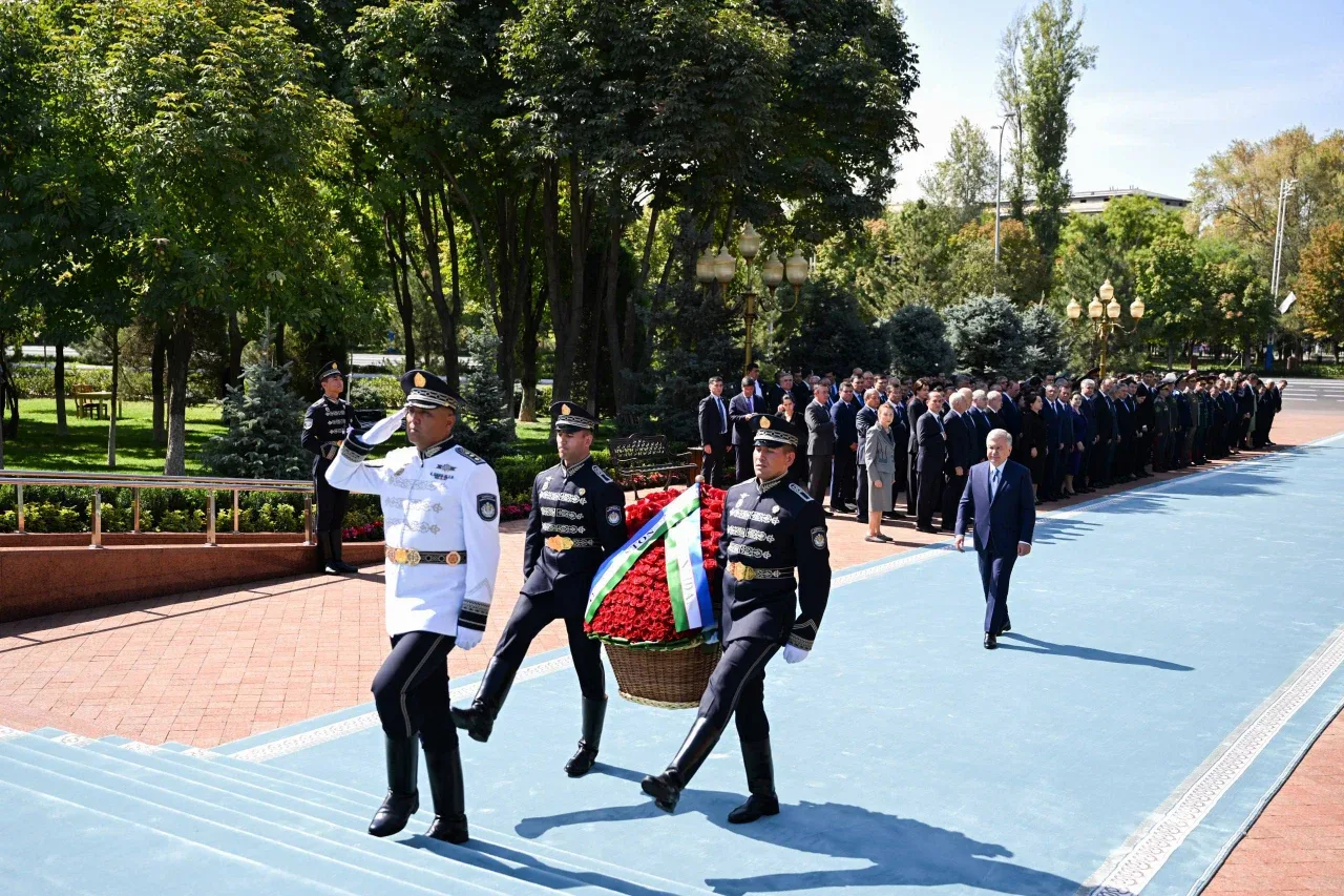Prezident Shavkat Mirziyoyev Islom Karimov xotirasini yod etdi (foto)