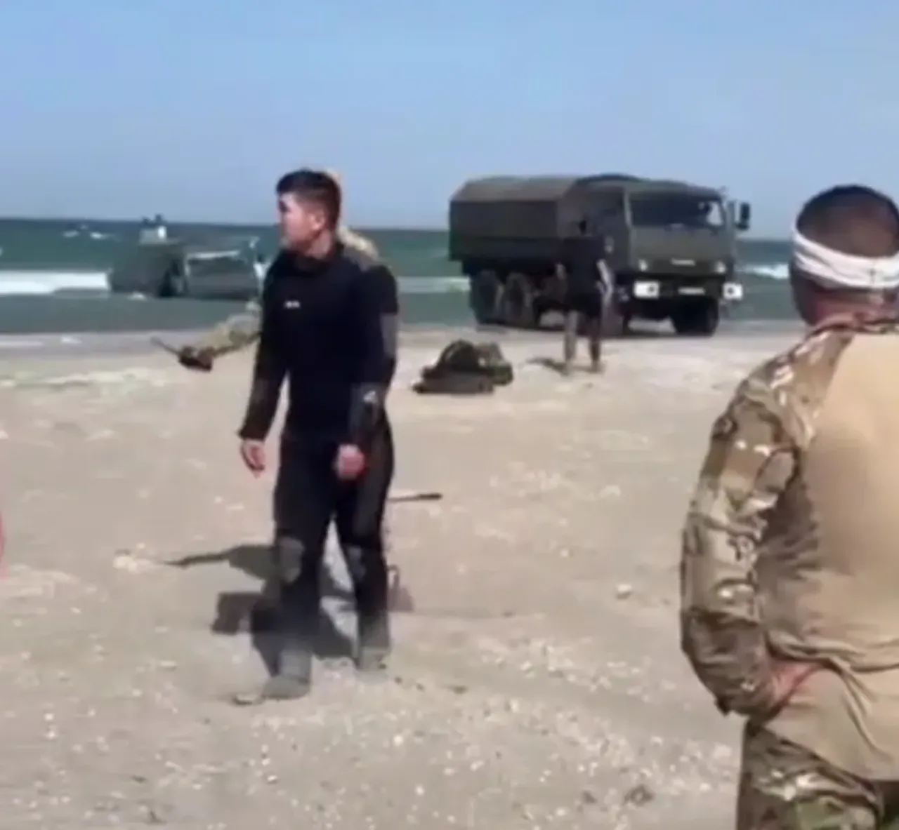 Tragedia durante un entrenamiento en Kazajistán: 19 militares arrastrados por el mar (video)