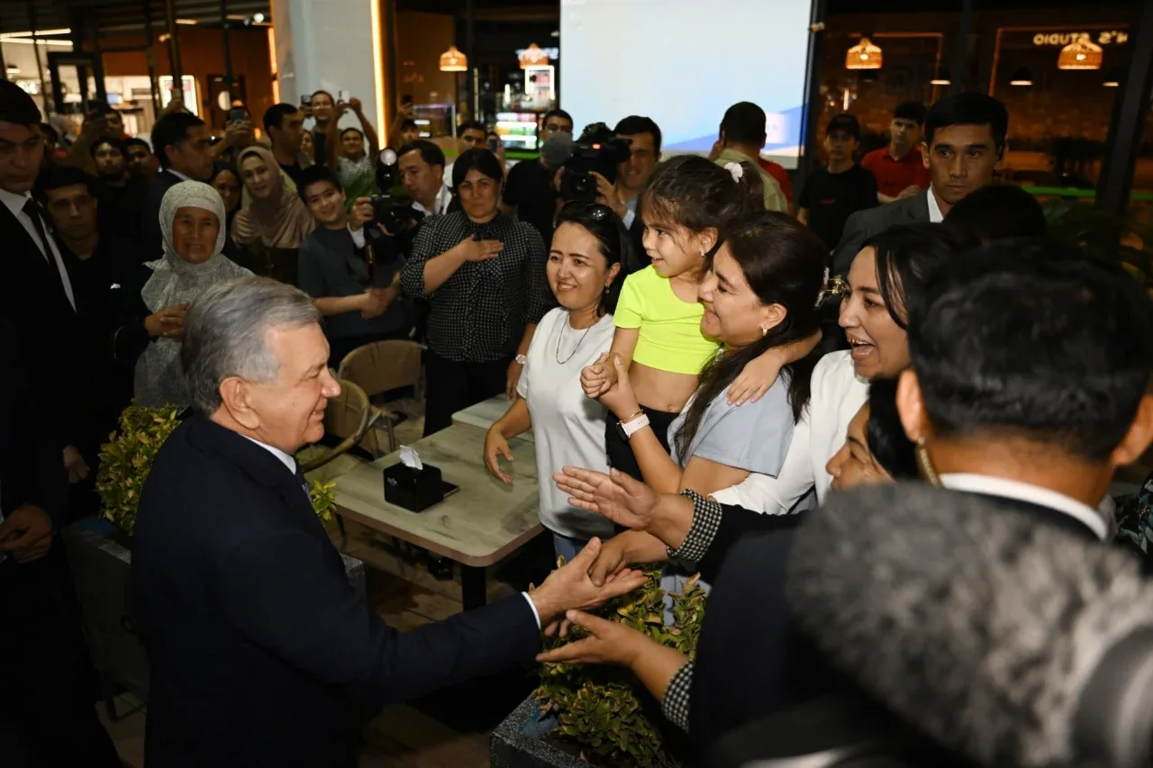 24/7 tungi hayot: Shavkat Mirziyoyev yangi gastronomik turizm ko‘chasini ko‘zdan kechirdi (video)