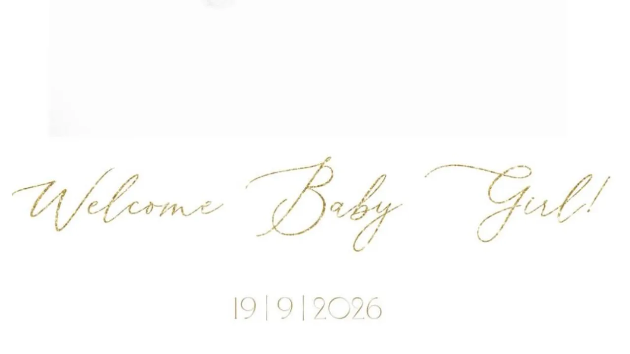 Oq fonda oltin rangda "Welcome Baby Girl!" yozuvi va 19|9|2026 sanasi tasvirlangan.