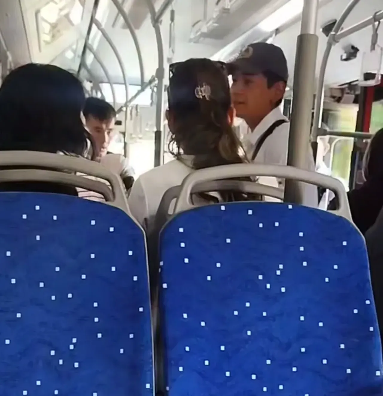 Avtobusda bepul yurishga qarshi yangi tartib kuchga kirdi (video)