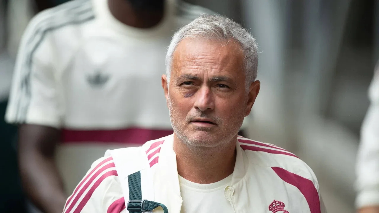 “He cannot accept defeat like a man”: Alex Baena fiercely criticizes Jose Mourinho