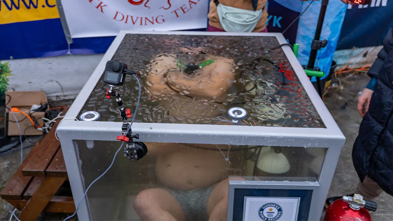 “King of Cold” sets record by staying under icy water for an hour