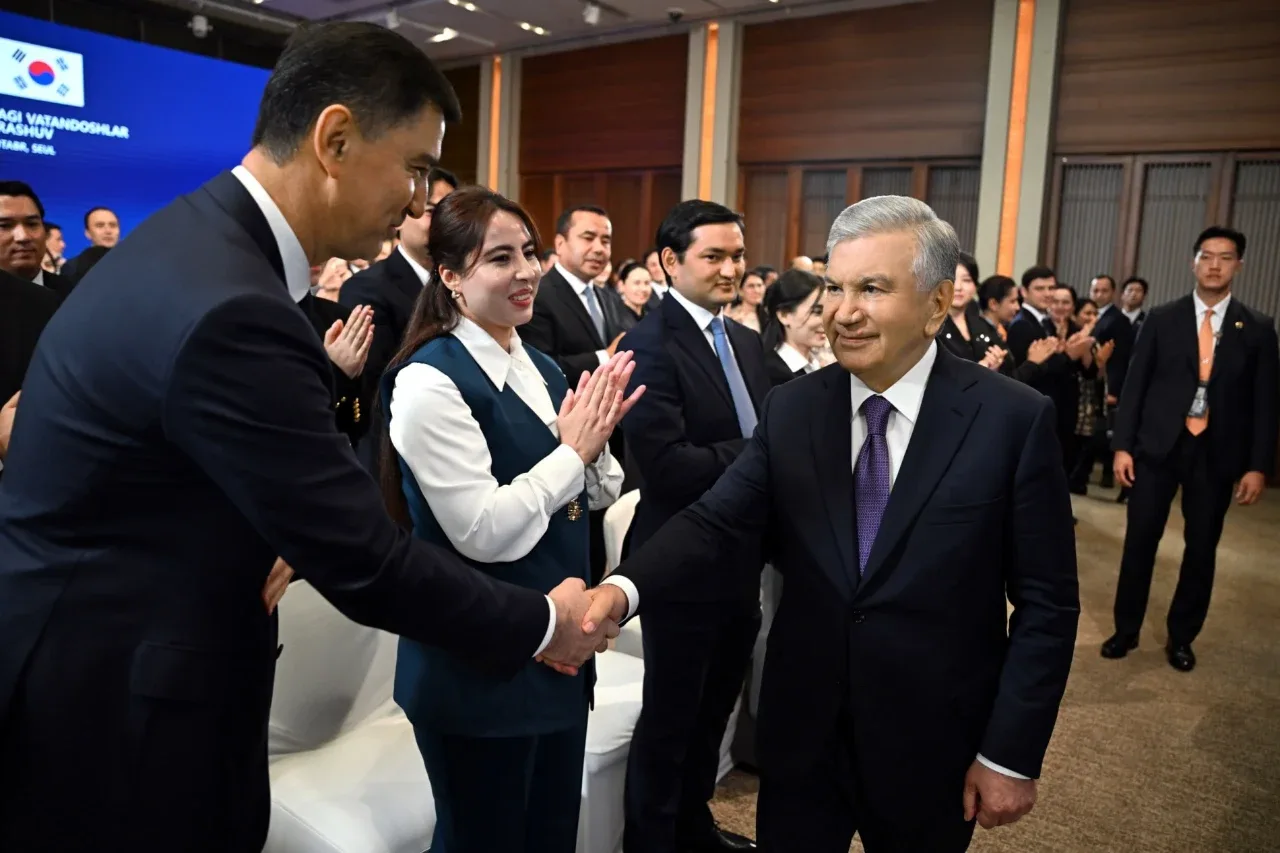 Shavkat Mirziyoyev met with Uzbek students and scientists in Seoul (video)