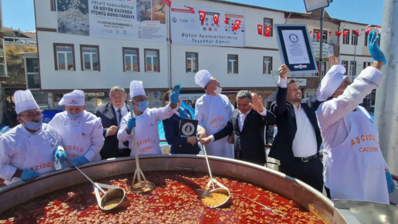 Oshpazlar va rasmiylar ulkan qozonda ovqat pishirib, Ginnes rekordini nishonlamoqda.