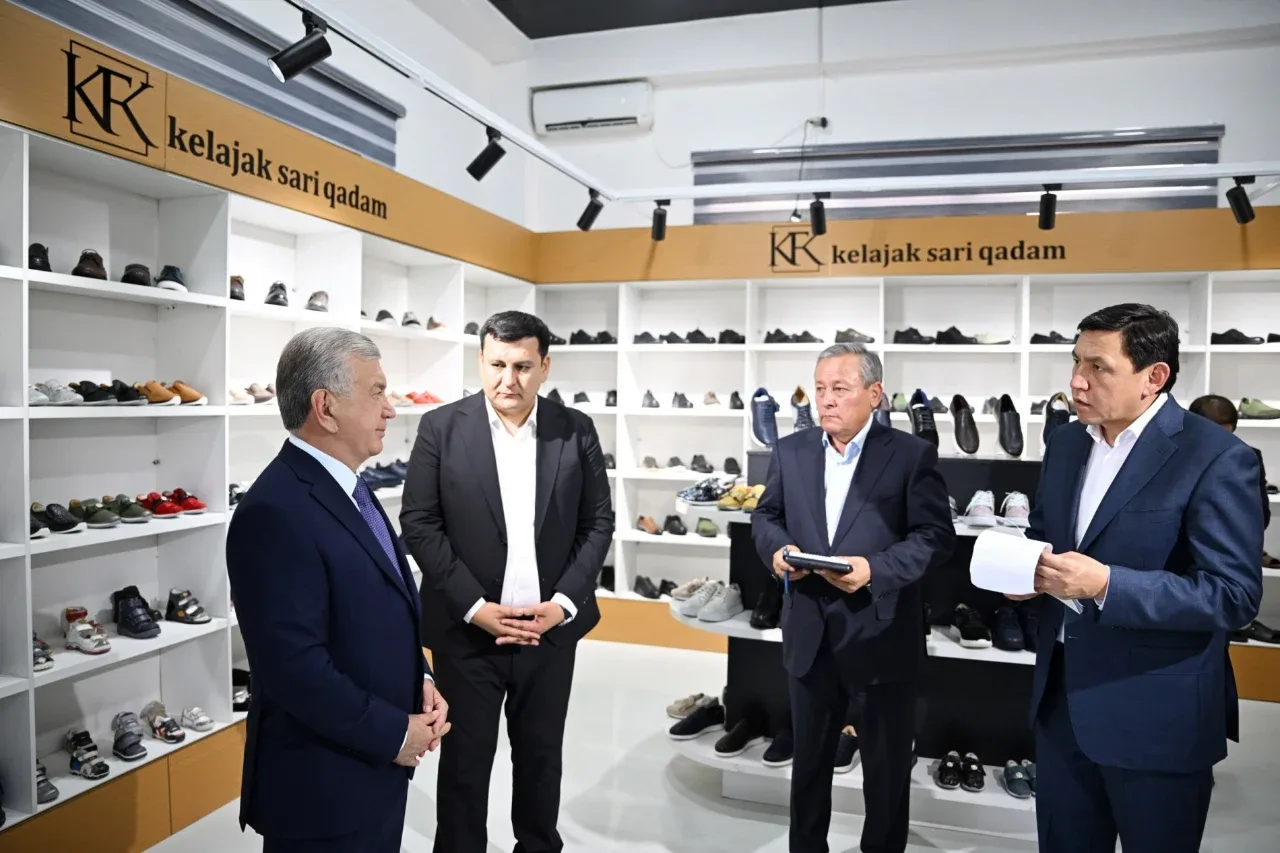 Shavkat Mirziyoyev Oltinko‘l tumanidagi ulkan charm-poyabzal majmuasi bilan tanishdi