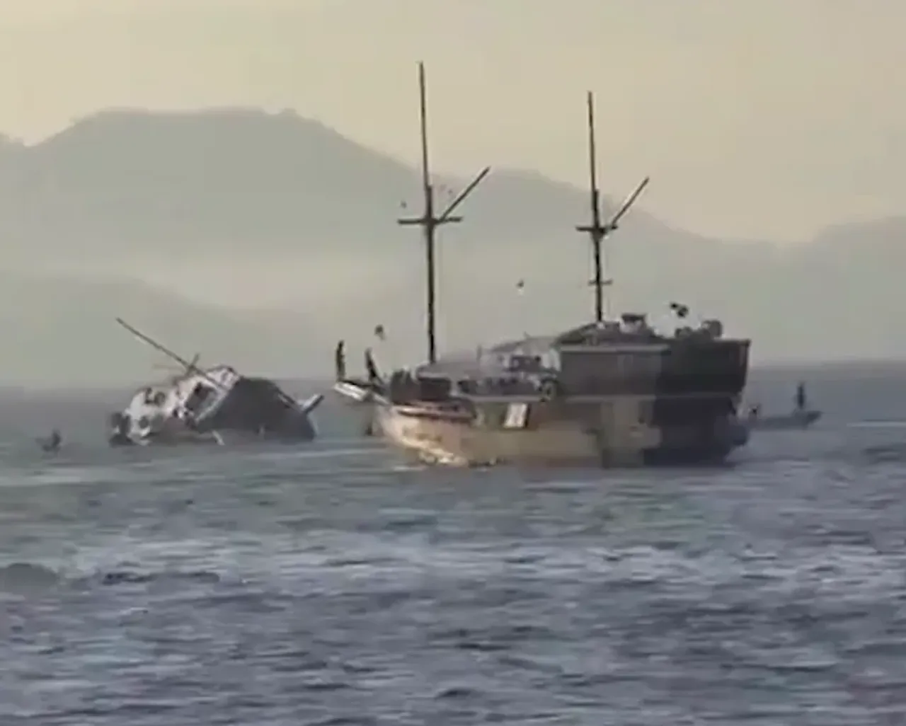 Touristenboot vor der Küste Indonesiens gesunken: 19 Personen gerettet (Video)