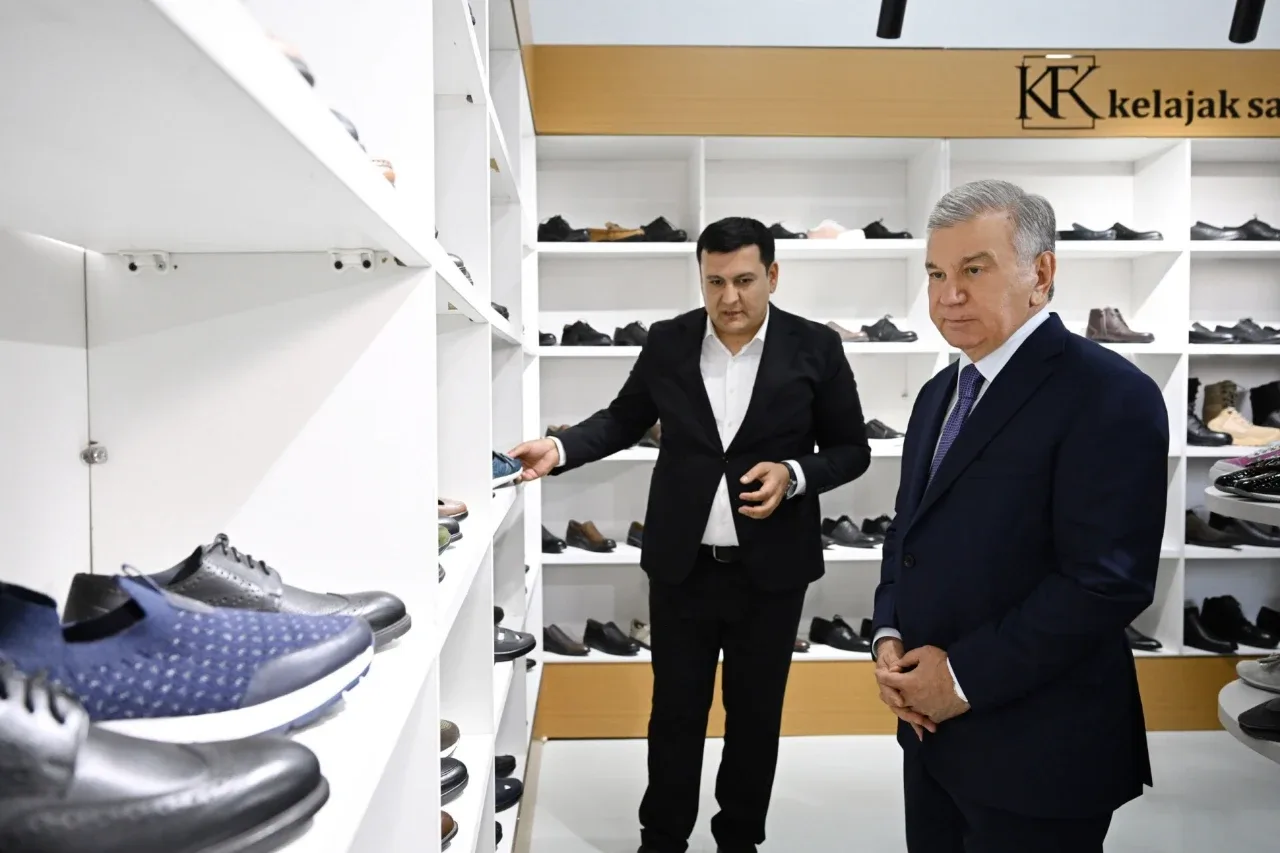 Shavkat Mirziyoyev Oltinko‘l tumanidagi ulkan charm-poyabzal majmuasi bilan tanishdi