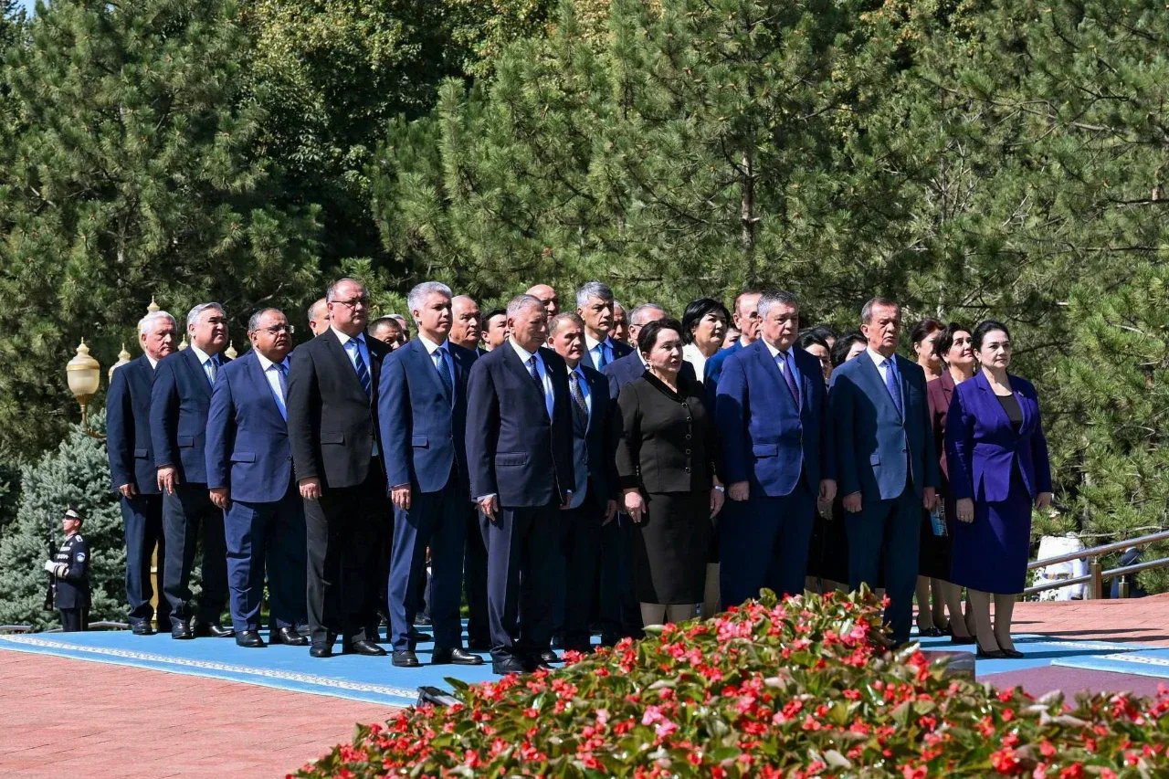 Prezident Shavkat Mirziyoyev Islom Karimov xotirasini yod etdi (foto)