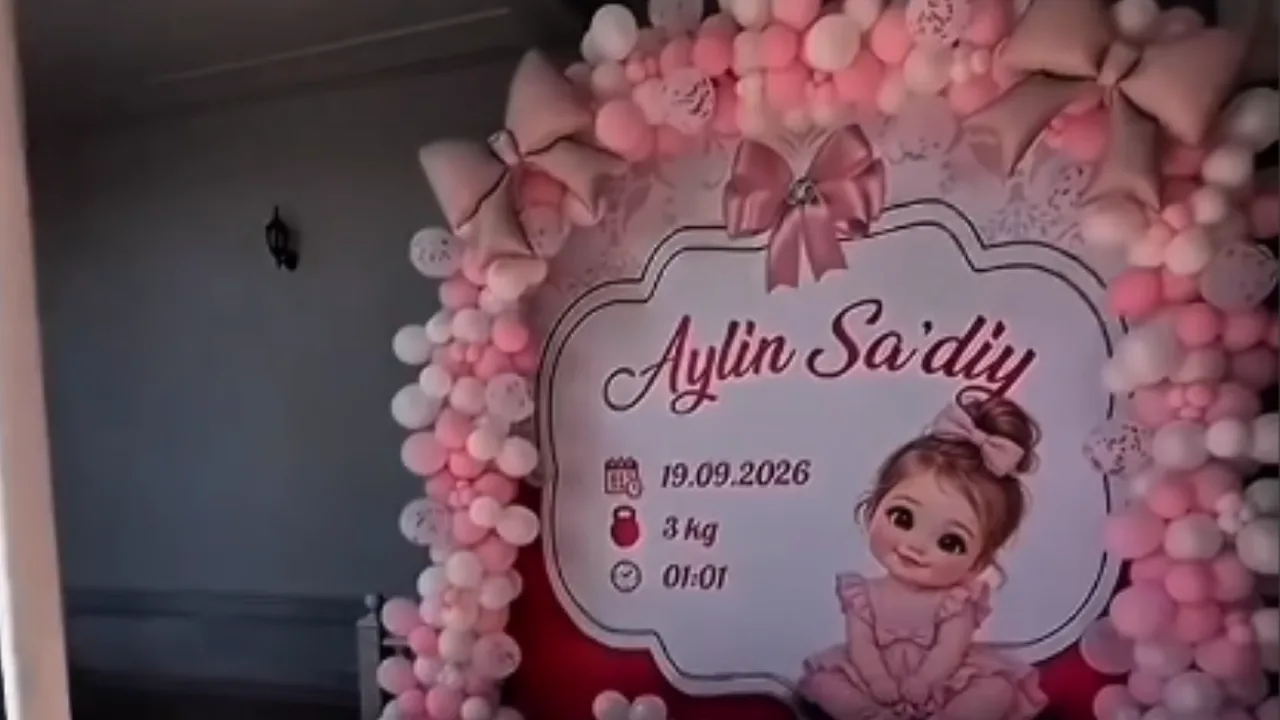 Pushti va oq sharlar bilan bezatilgan Aylin Sa'diy ismli qizaloqning bayramona banneri.
