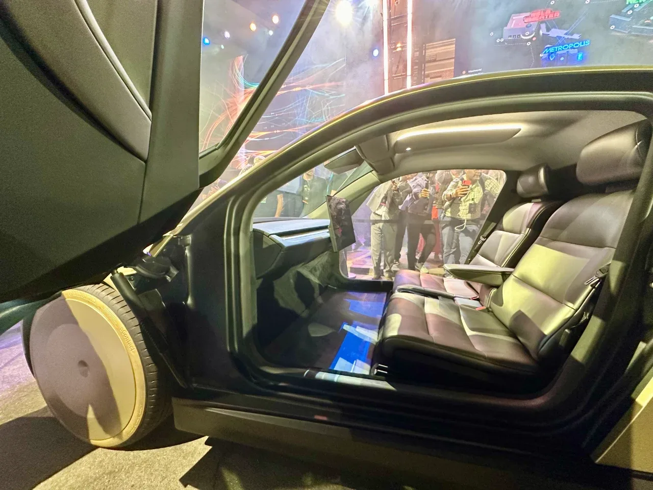 «A Future Without Steering Wheels and Pedals»: Tesla showcases mysterious Cybercab in Austin