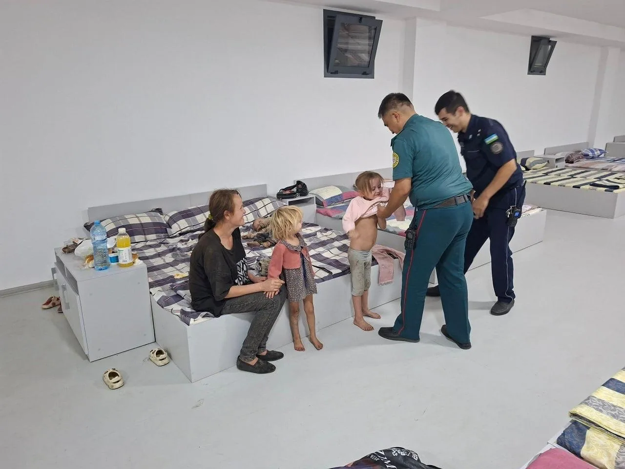 3 nafar murg‘ak bolasi bilan ko‘chada qolgan ayol: Sergelidagi tezkor qutqaruv