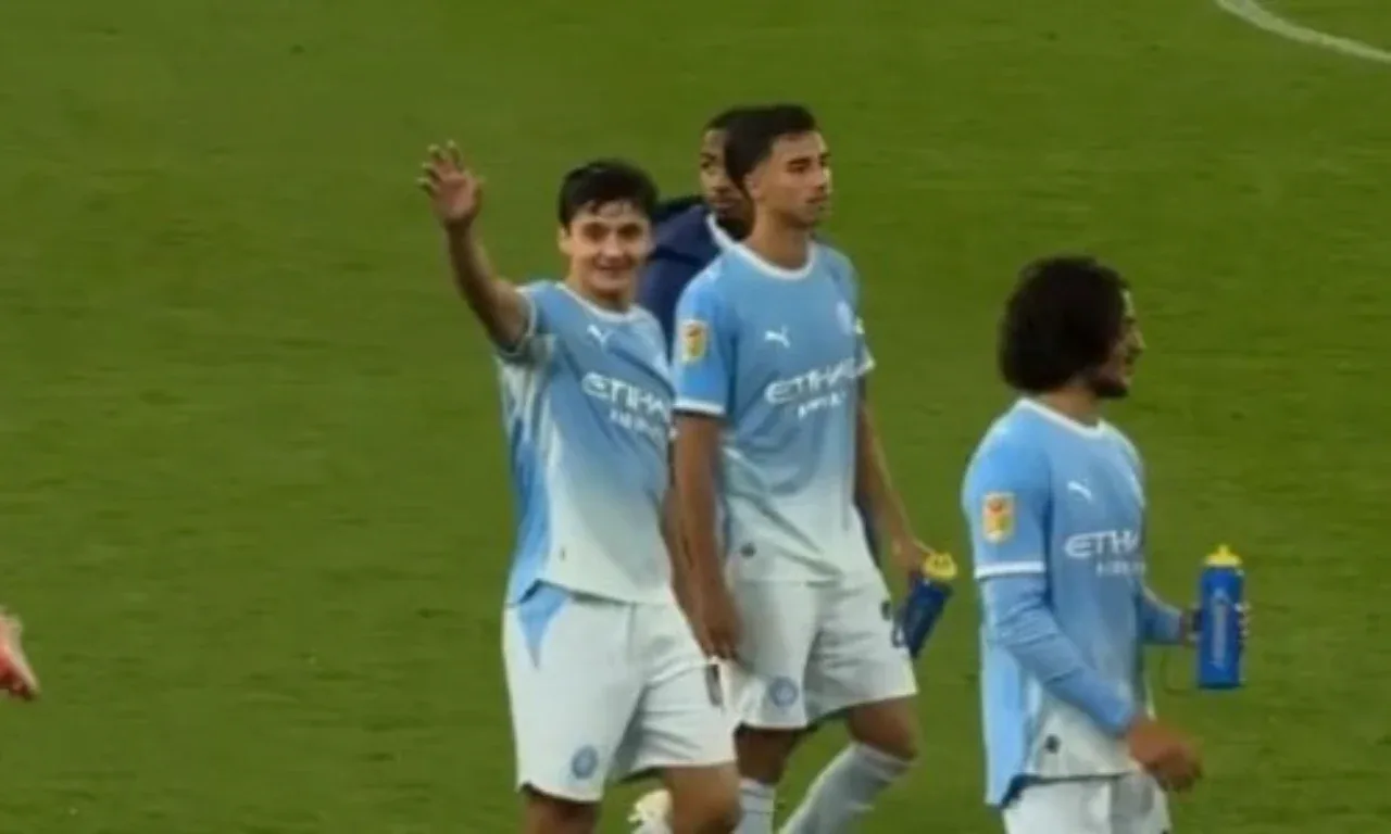 Abdukodir Khusanov verlässt das Spielfeld unter dem Applaus der Manchester City-Fans