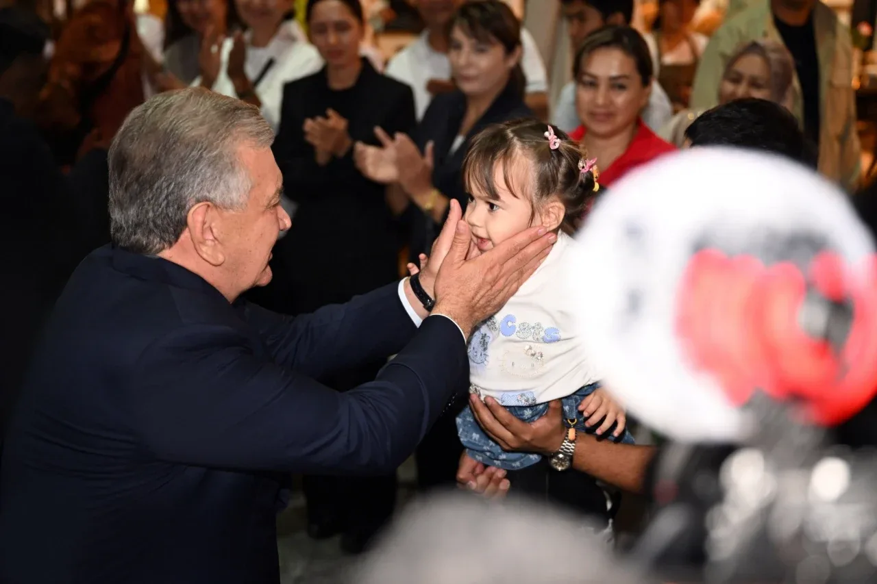 24/7 tungi hayot: Shavkat Mirziyoyev yangi gastronomik turizm ko‘chasini ko‘zdan kechirdi (video)