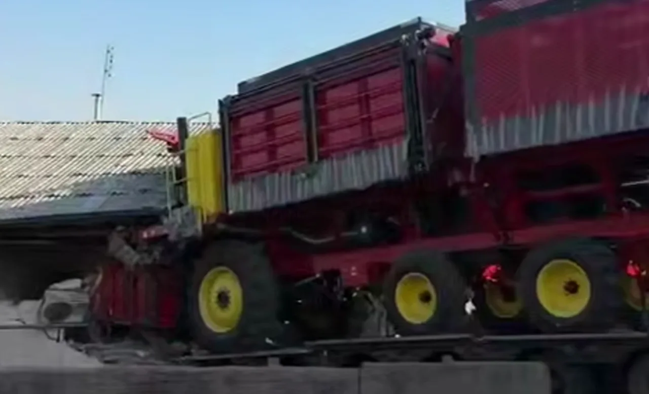 In Chirchiq, a truck trailer carrying a large combine harvester crashes into a residential house (video)