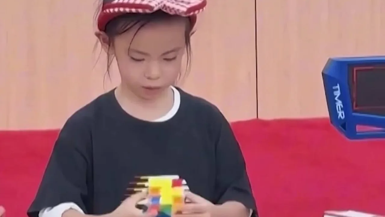 6-year-old Chinese girl sets world record by solving Rubik's cube in 4 seconds!