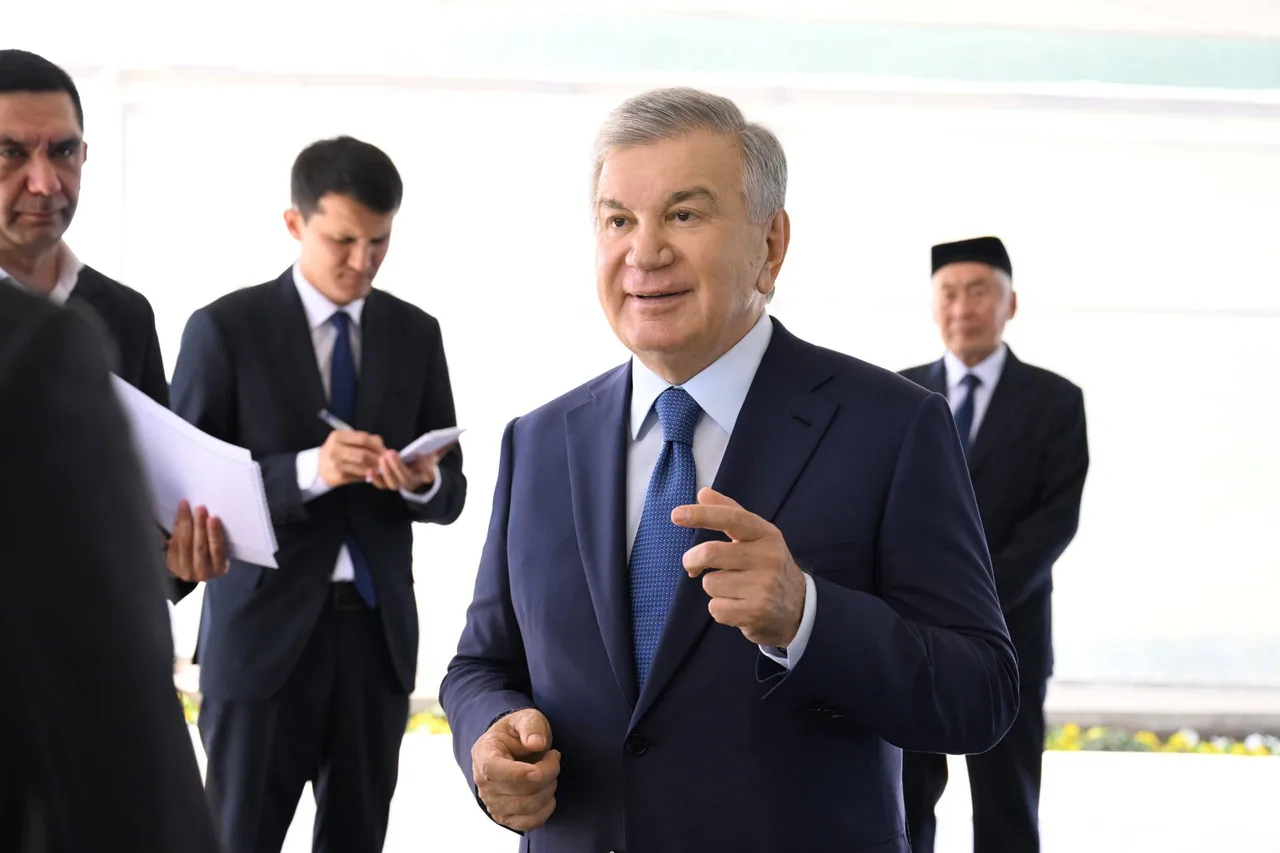 Prezident Shavkat Mirziyoyev Kegeylidagi innovatsion issiqxonani ko‘zdan kechirdi (video)