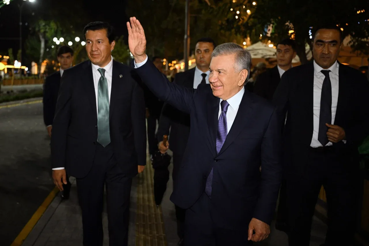 24/7 tungi hayot: Shavkat Mirziyoyev yangi gastronomik turizm ko‘chasini ko‘zdan kechirdi (video)