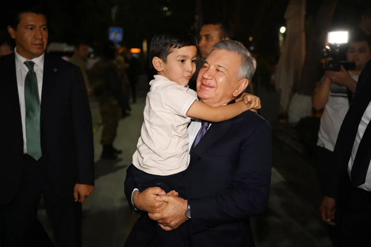 24/7 tungi hayot: Shavkat Mirziyoyev yangi gastronomik turizm ko‘chasini ko‘zdan kechirdi (video)