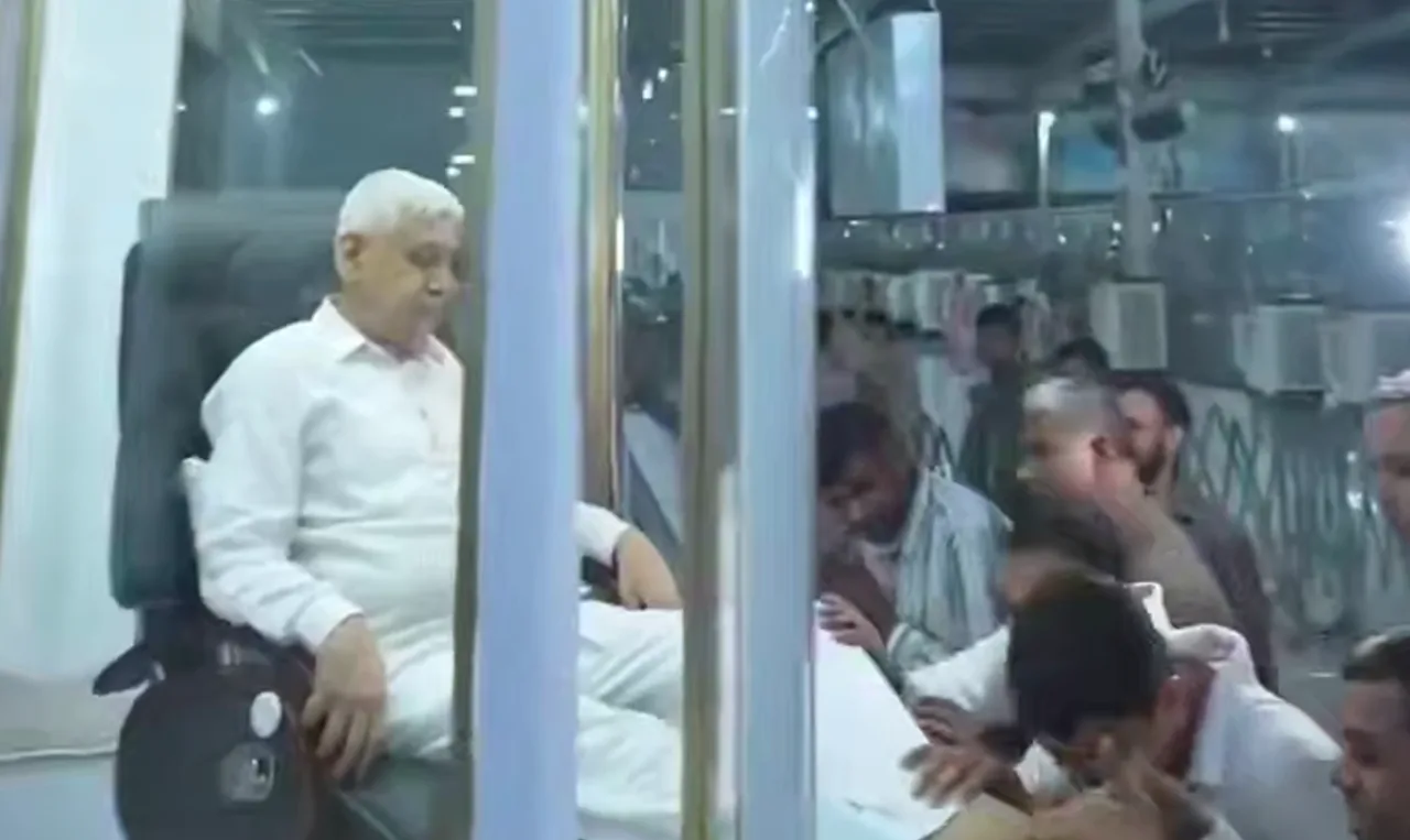 Oyoq o‘ptirayotgan diniy peshvo: Hindistondagi video tarmoqlarni larzaga keltirdi (video)