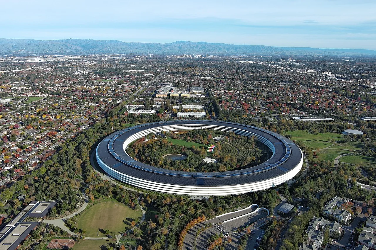 Apple presents new evidence in lawsuit against former employee