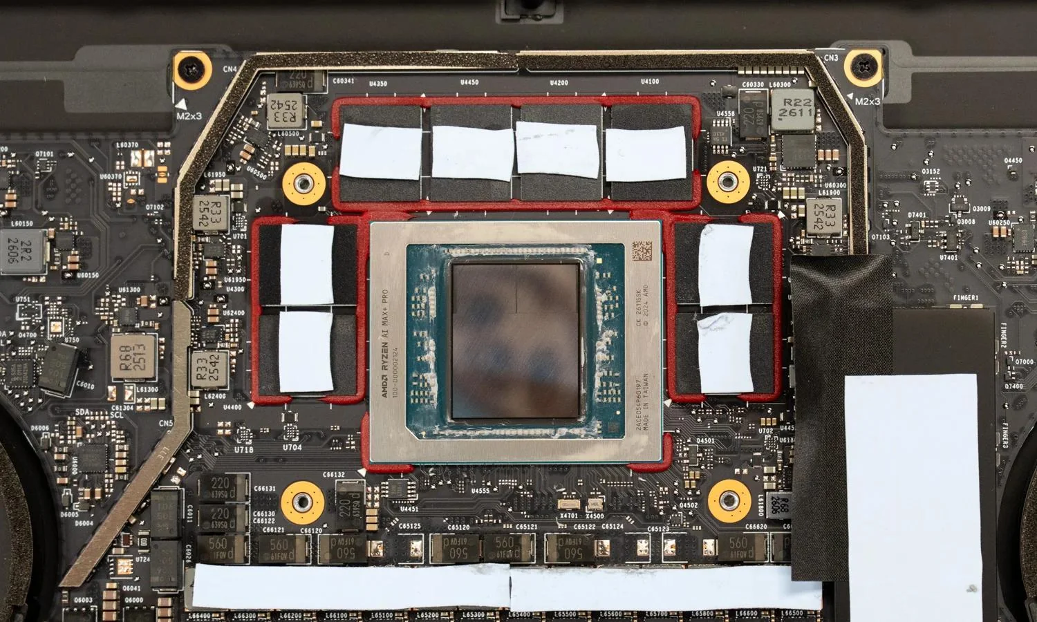 Erstes Ryzen AI Max+ PRO 495 Notebook der Welt abgelichtet