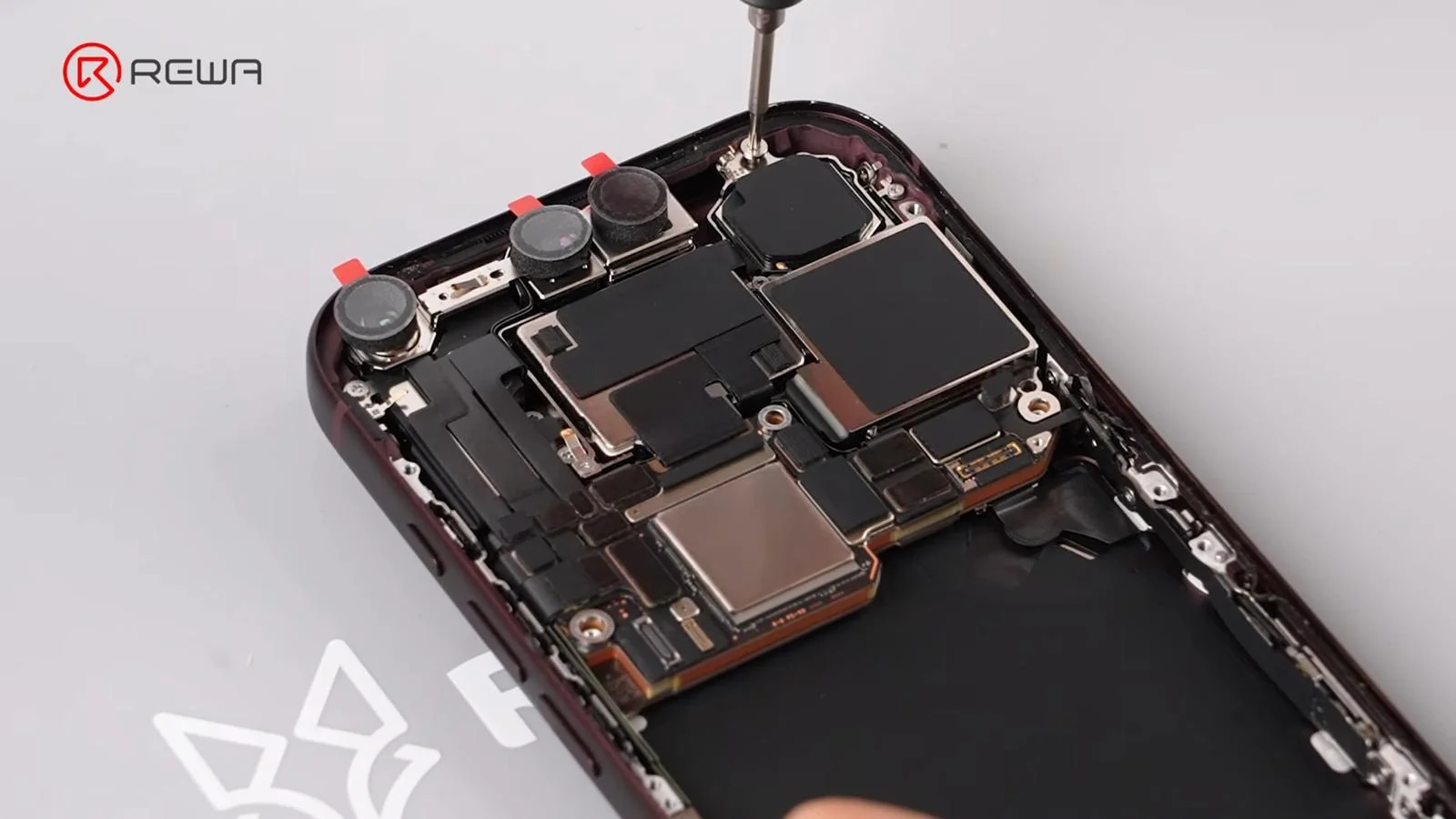 iPhone 18 Pro completely disassembled on its launch day