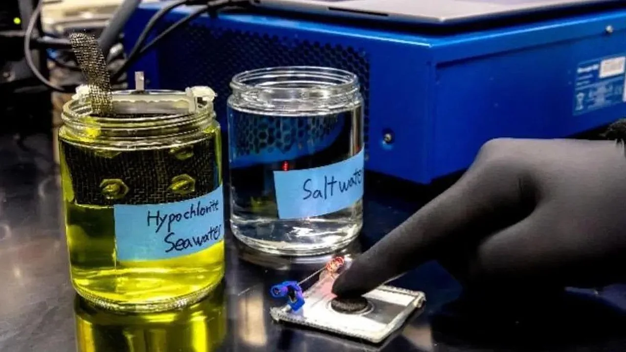 Common bleach doubles salt battery capacity