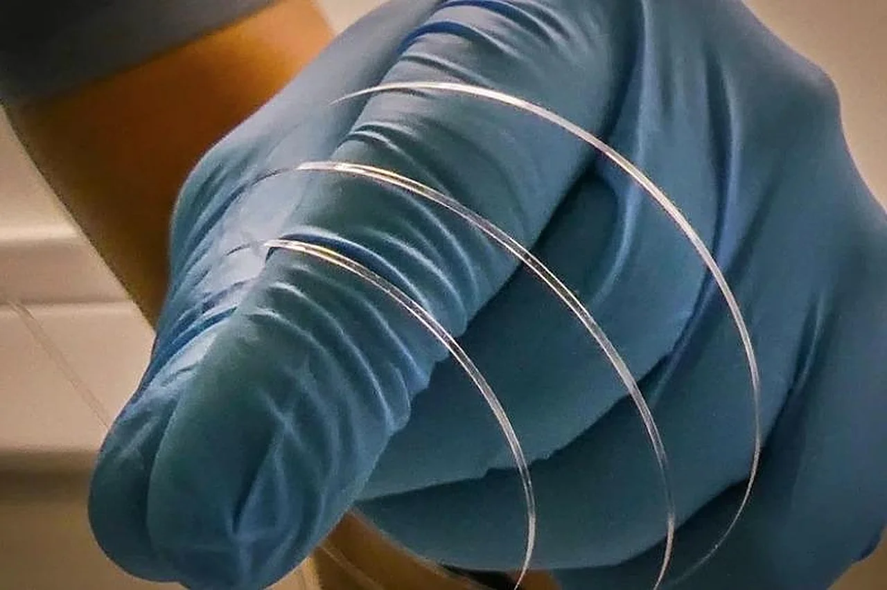 Flat optical fibers made of pure glass are a thousand times more sensitive than traditional cables