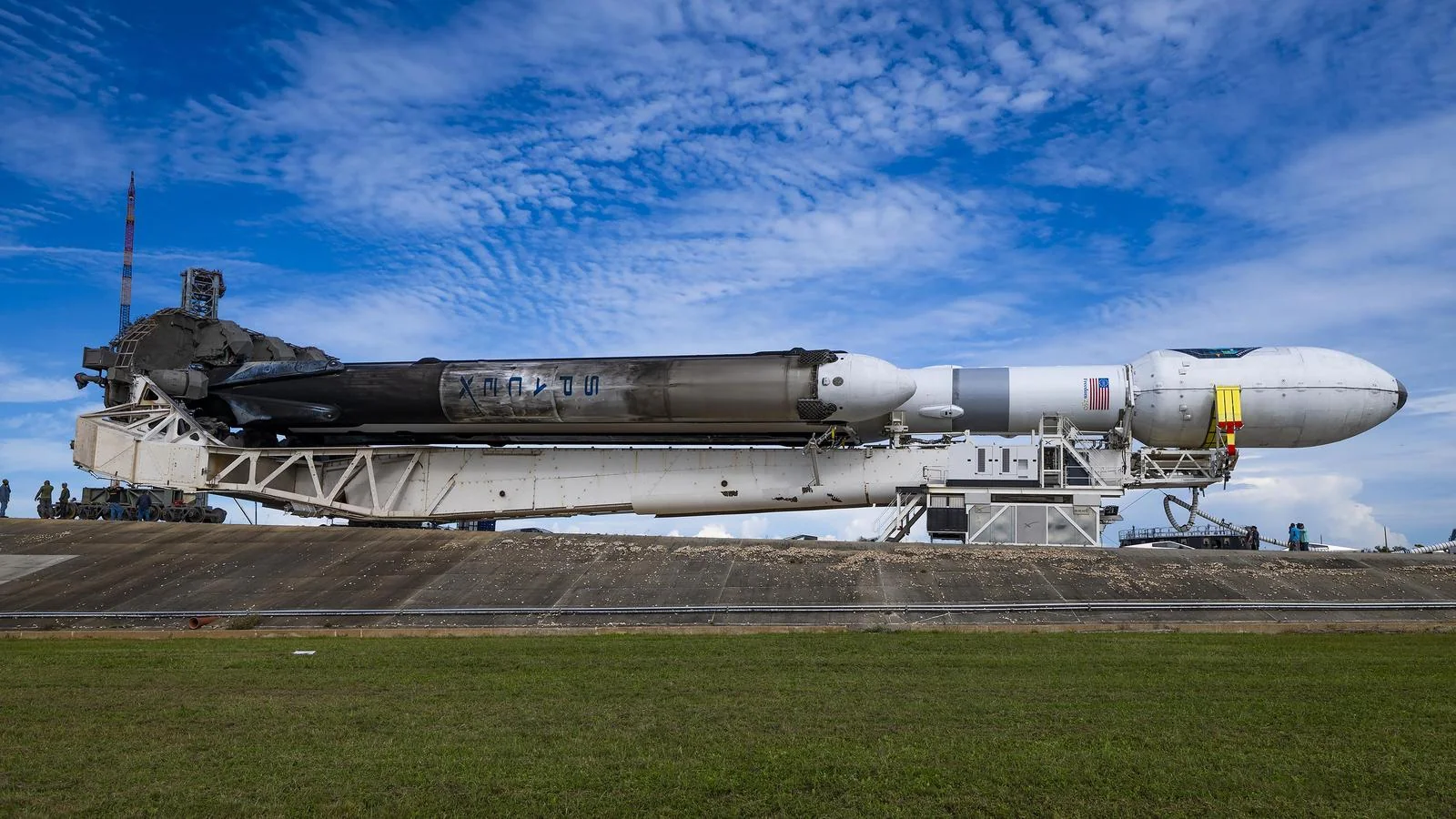 SpaceX trasladó el cohete superpesado Falcon Heavy a la plataforma de lanzamiento