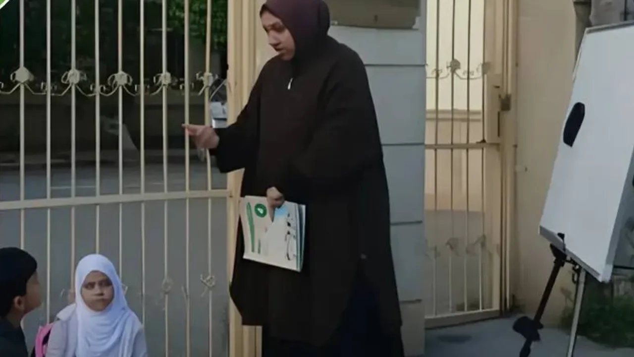 Озарбайжонда ҳижоб сабаб мактабга киритилмаган ўқитувчи дарсни кўчада ўтди